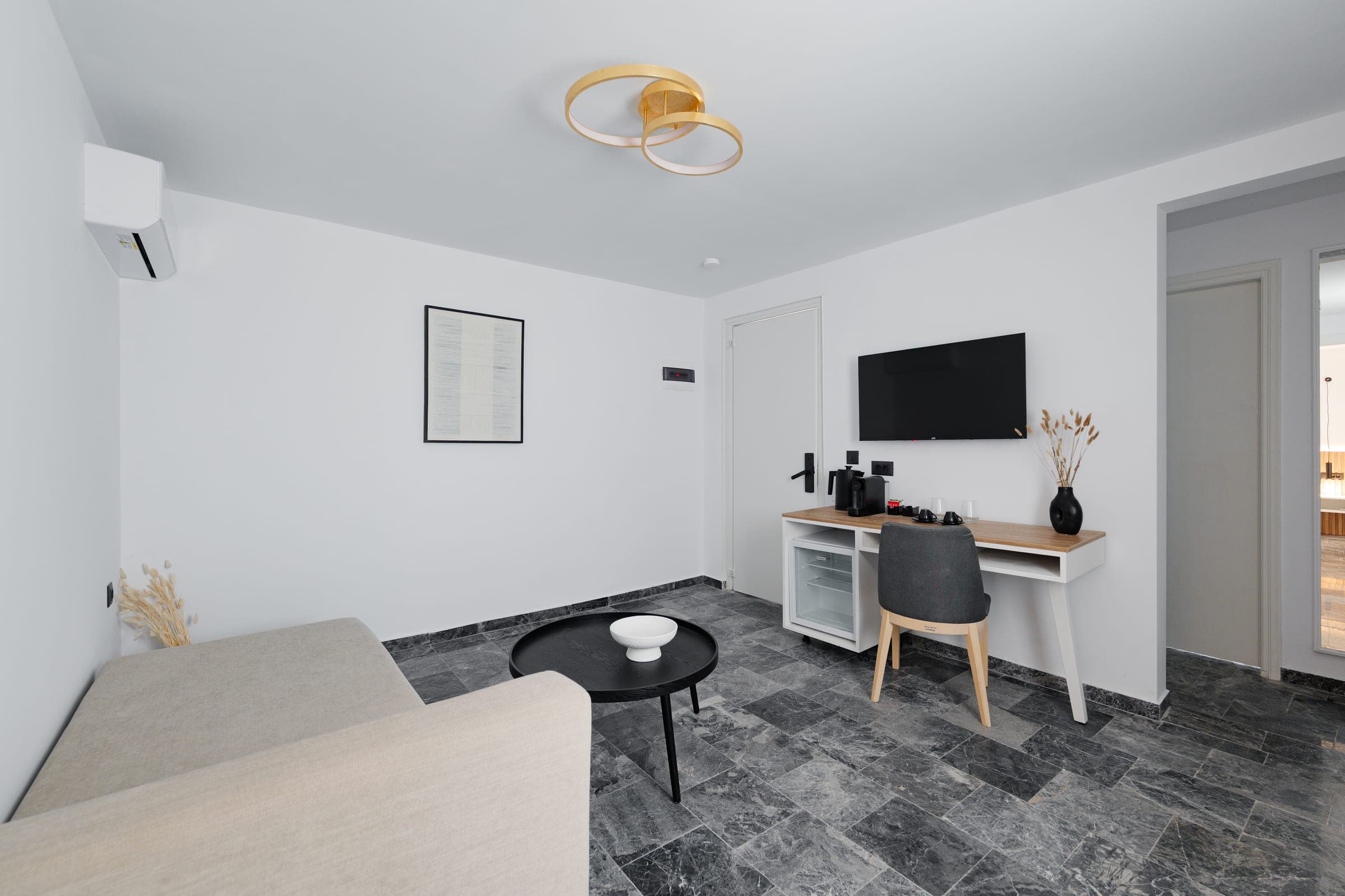 Suite 301 — secondary 1